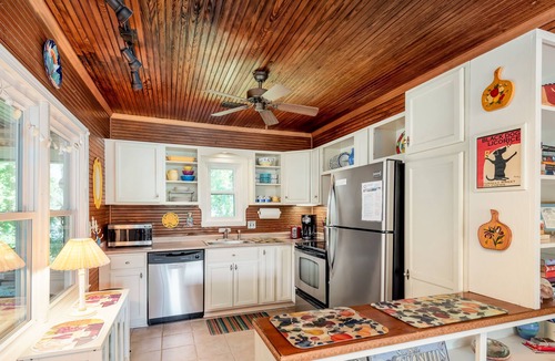 Folly Beach House | Walk to Beach & Town! Sleeps 4 / 2 BD, 2 BA / Dog Friendly / Screened Porch
