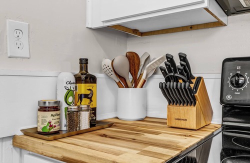 Metropolitan House | Walk to Iconic Forsyth PkOff St PkgKingB1Gb WifiFull KitchenSmart TV, Ntflx