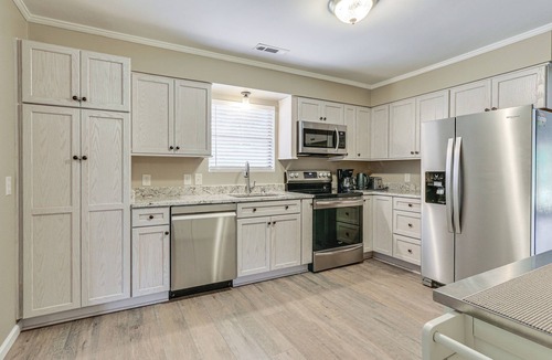 Bluffton Cottage | Walk to Restaurants: Bluffton Retreat w/Patio