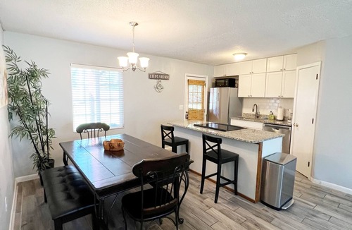 Scanlonville Condo | Walkable to Food/Shopping, 5 min to Beach/Downtown! Mile from Shem Creek/Bridge!