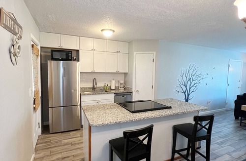 Scanlonville Condo | Walkable to Food/Shopping, 5 min to Beach/Downtown! Mile from Shem Creek/Bridge!