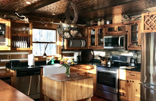 Clarksville House | WATERFRONT LOG HOME/HOT TUB/2 FIREPLACE/77" TV/STARLINK/ LG DECK/FIRE PIT