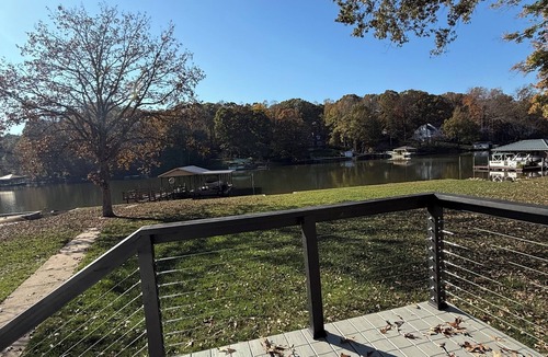 Mayhew House | WATERFRONT renovated 3 bdrm quiet safe area pet friendly restaurants shops near