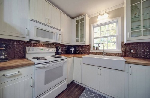 Bowling Green Cottage | Water’s Edge Cottage—3-BR/6 Bed Lake Wylie Stay—Fire Pit!