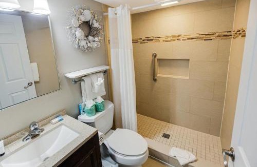 Litchfield by the Sea Apartment | Waves and Breezes 1st Floor Resort View King Room