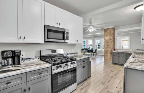 Rosewood House | WB Stadium & USC - Renovated, Screened Porch, King