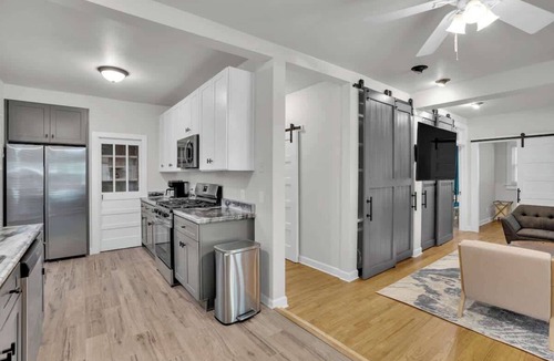 Rosewood House | WB Stadium & USC - Renovated, Screened Porch, King