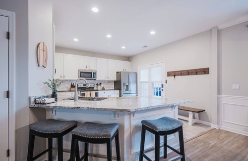 Bluffton House | Welcome to the Lowcountry Lodge - cornhole, beach chairs, walk to town