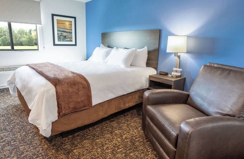 Pooler Hotel | Welcoming Hotel w/In-Room Kitchenettes, Pet-Friendly, Near Savannah Airport
