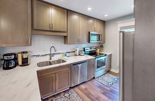 Isle of Palms House | Wild Dunes beach home-waterway view, screened porch, walk to shops!