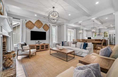 Lawton Woods House | Wonderful luxury vacation home 4 BR home w private pool Stainless steel appliances Open kitchen
