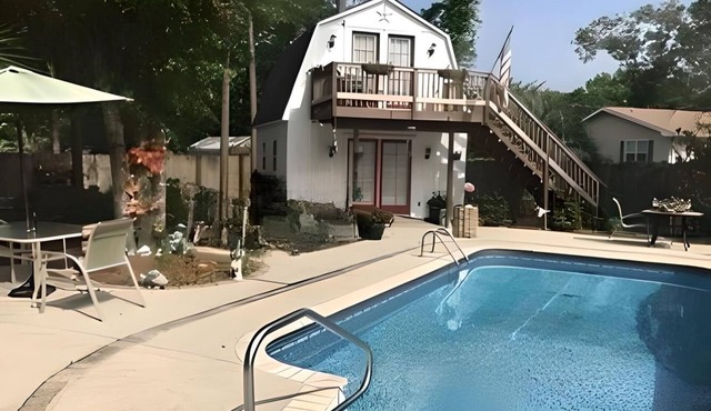 1 BR Studio/Cottage with Kitchenette, Pool & Golf Cart/Near Beach