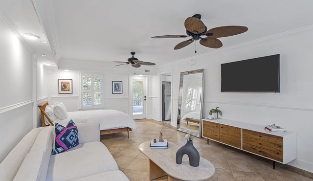 10 mins to Downtown and beach - Shem Creek Suite - King Bed