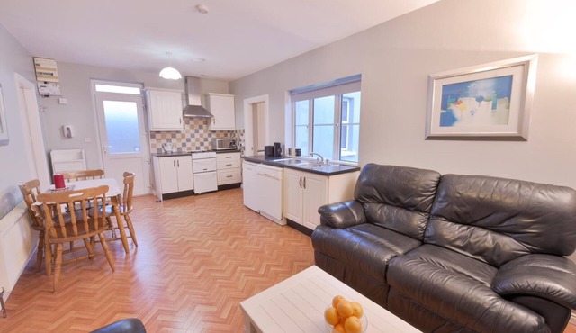 10mindrivecliffsofmoher-cozy2br-parking-wifi in Lahinch