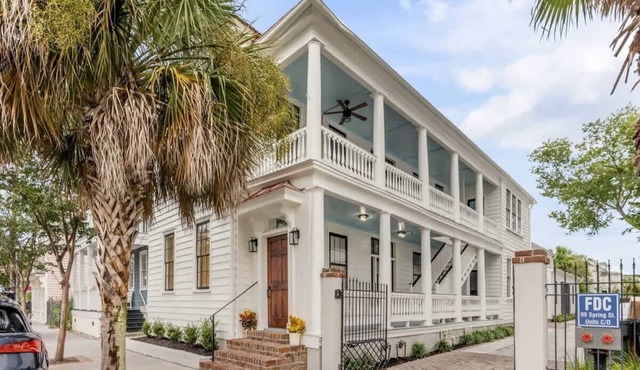 11 Bed Compound for Large Groups, Prime Location!