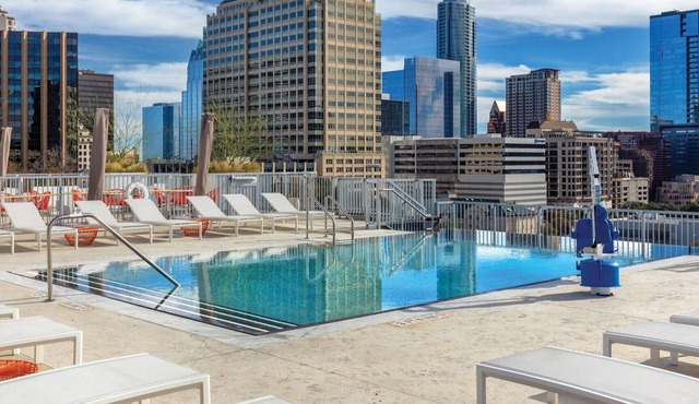 1BD/Austin - Rooftop Pool & Firepit, BBQ! in Austin
