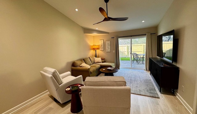 2 bed/2 bath! Fenced in yard-close to the beach and dwntn CHS!