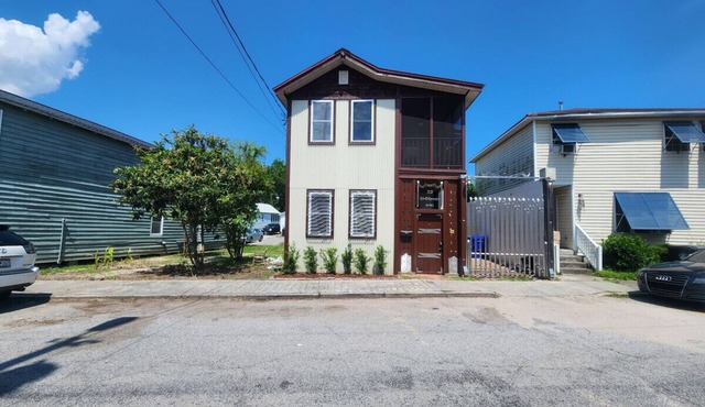 2 Bed 2 Bath - Great Location! 1 Block off King St