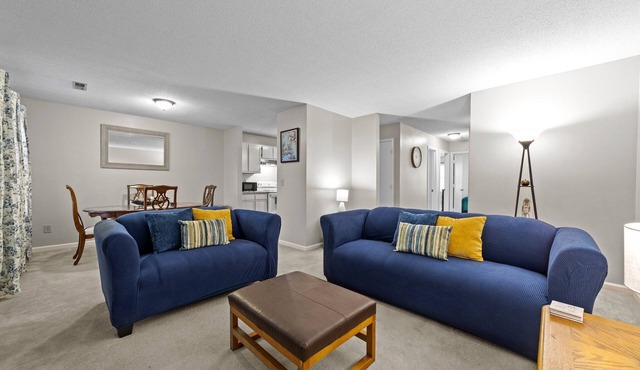 2 Bedroom Condo HighSpeed WiFi near Top Golf & Airport