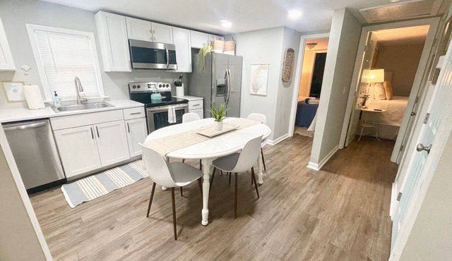 2 Bedroom Cottage10 min from Downtown! Pet & Family Amenities Available