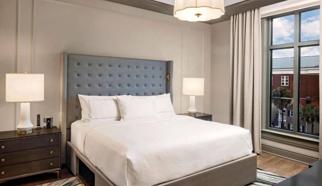 2 Family‑Friendly Downtown Suite w/Kitchenette l Near City Market - 0.6 miles