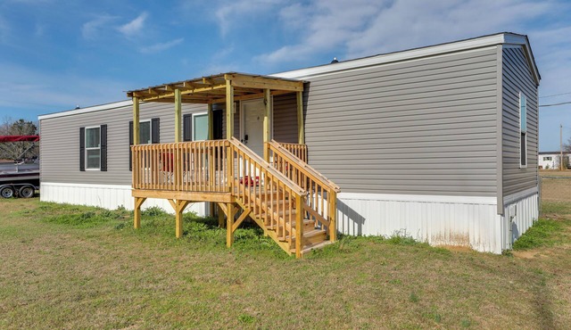 2 Mi to Lake Marion! Pet-Friendly Home w/Yard