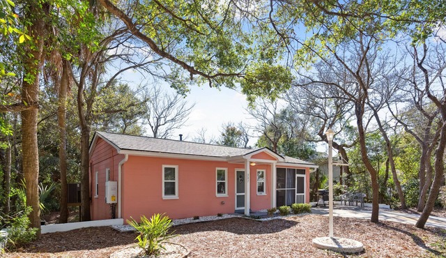 207 W Cooper - The Coop - Cute Folly Cottage in Central Location - Pets Considered