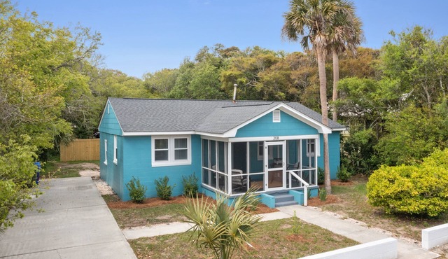 208 W Ashley - Under the Palms - Central Location - Pets Considered