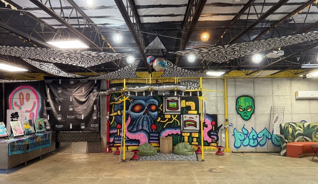 2800 sq ft Urban Art Loft & Event Space for Parties, Photoshoots & Gatherings
