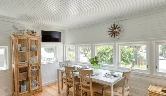 2BR Folly Cottage 1-block from the beach!