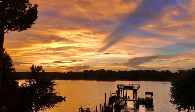 3 Bdrm/2 Bath Lakefront Bungalow with Amazing Views. in Denver