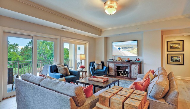 3 Bedroom/3 Bathroom Vibrant and Fun Villa - Gated Complex - Harbour Views