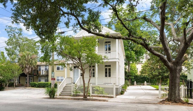 3 Bedroom Downstairs Unit - 3 Blocks to King St.