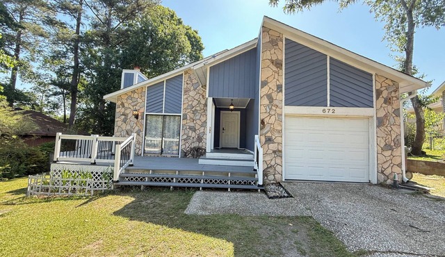 3-bedroom house in Fayetteville with AC for relaxing stays with in ground pool
