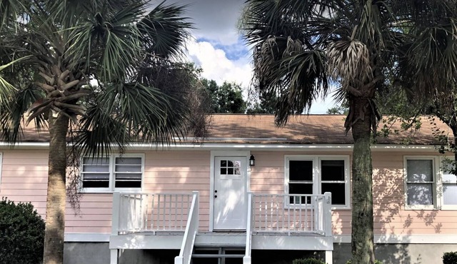 3 BR House with fenced yard 5 miles to beach Pet Friendly Shipyard Park 8 miles