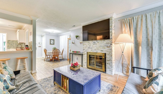 3 Mi to Bojangles Coliseum: Townhome w/Patio!