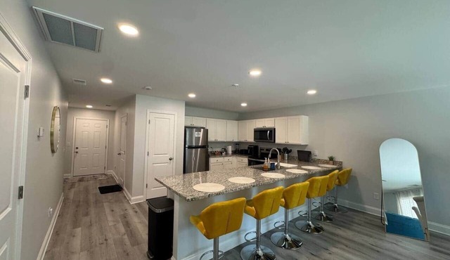 3BR 2.5BA Fort Jackson | Fast Wi-Fi + Parking