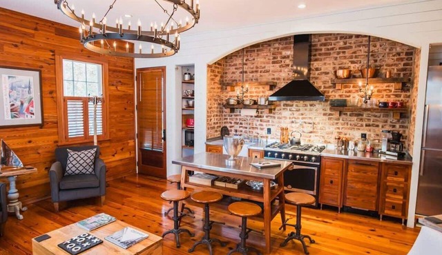 3BR Sleeps 6 | Dual Porches, Parking & BBQ | Walk to King St | Charleston