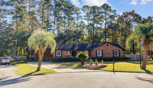 4 bedroom house in Summerville perfect for family, business, group bookings!