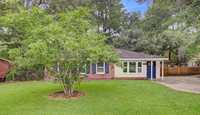 4-Bedroom House Steps From Downtown Summerville with cool AC
