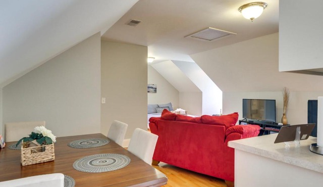 4 Mi to Dtwn: Simplistic Summerville Studio
