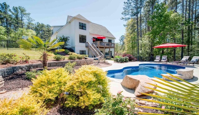 5-BR Farmhouse Lake Retreat—Pool—Hot Tub—Theater!