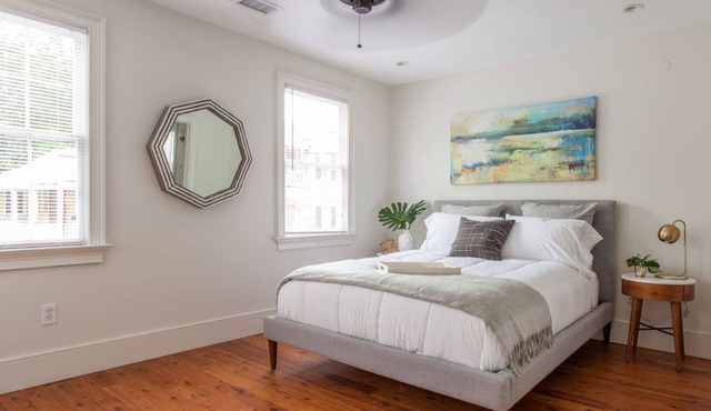 5 Queen Beds, Downtown, Park in Private Driveway, Stroll to Charleston's Best