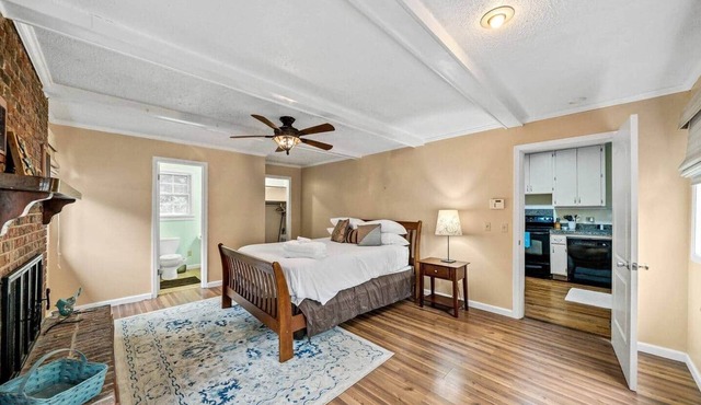 5BR/3BA Colonial Revival - Walk to Devine 5 Points