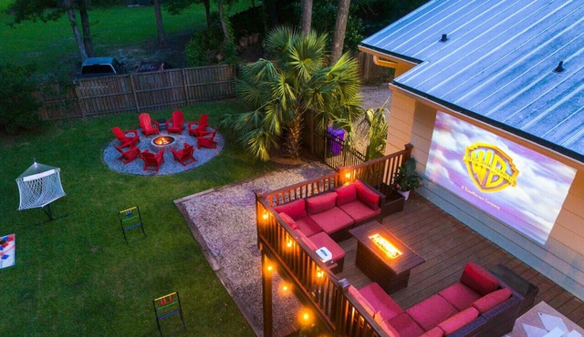 5BR Group House | Fire Pit, Movie Deck & Fun Games