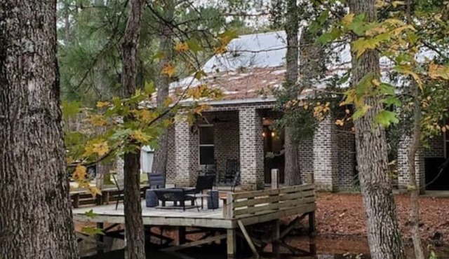 6-Bedroom Woodlands Retreat with Indoor Fireplace