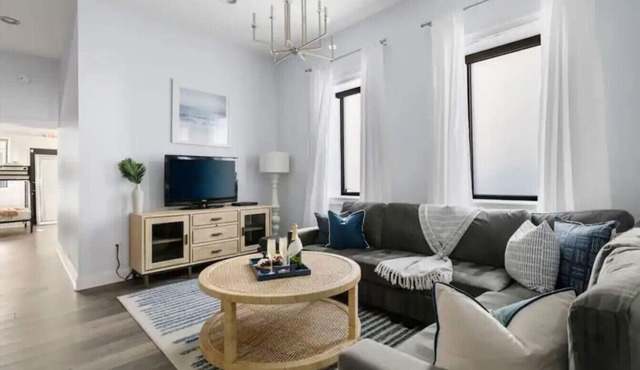 8 Bedroom - Close to King Street - with Parking!