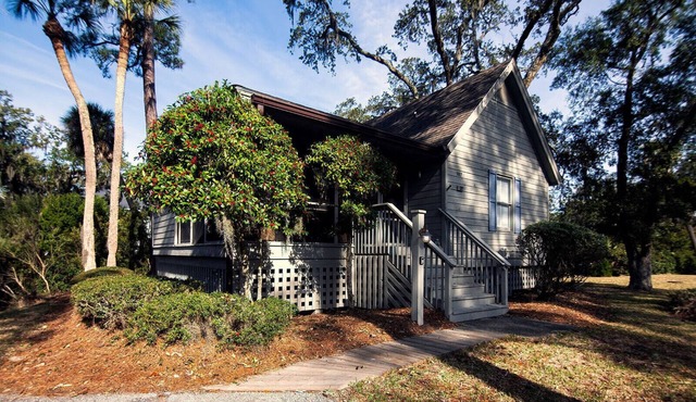 907 Shelter Cove-Beautiful Dog Friendly Cottage on Lagoon; Gated Community; Screened Porch