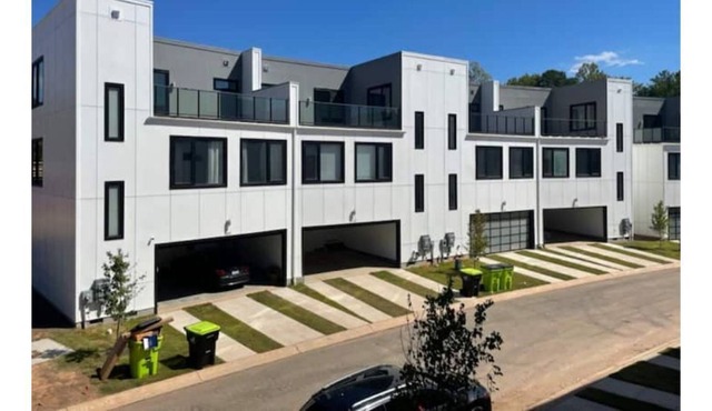 A contemporary townhome in RDU in Durham