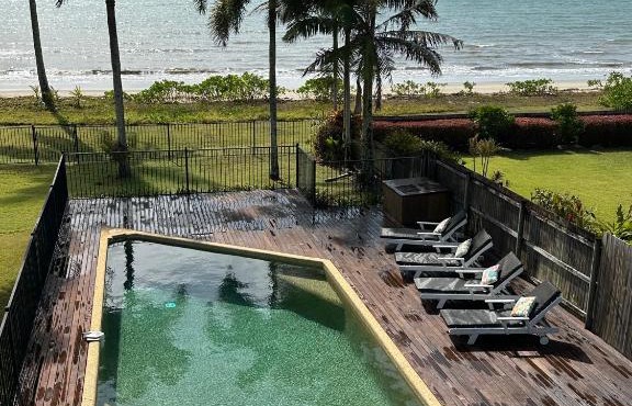 ABSOLUTE BEACHFRONT BLISS - NEWELL BEACH - 10 Metres to the Ocean in Newell Beach